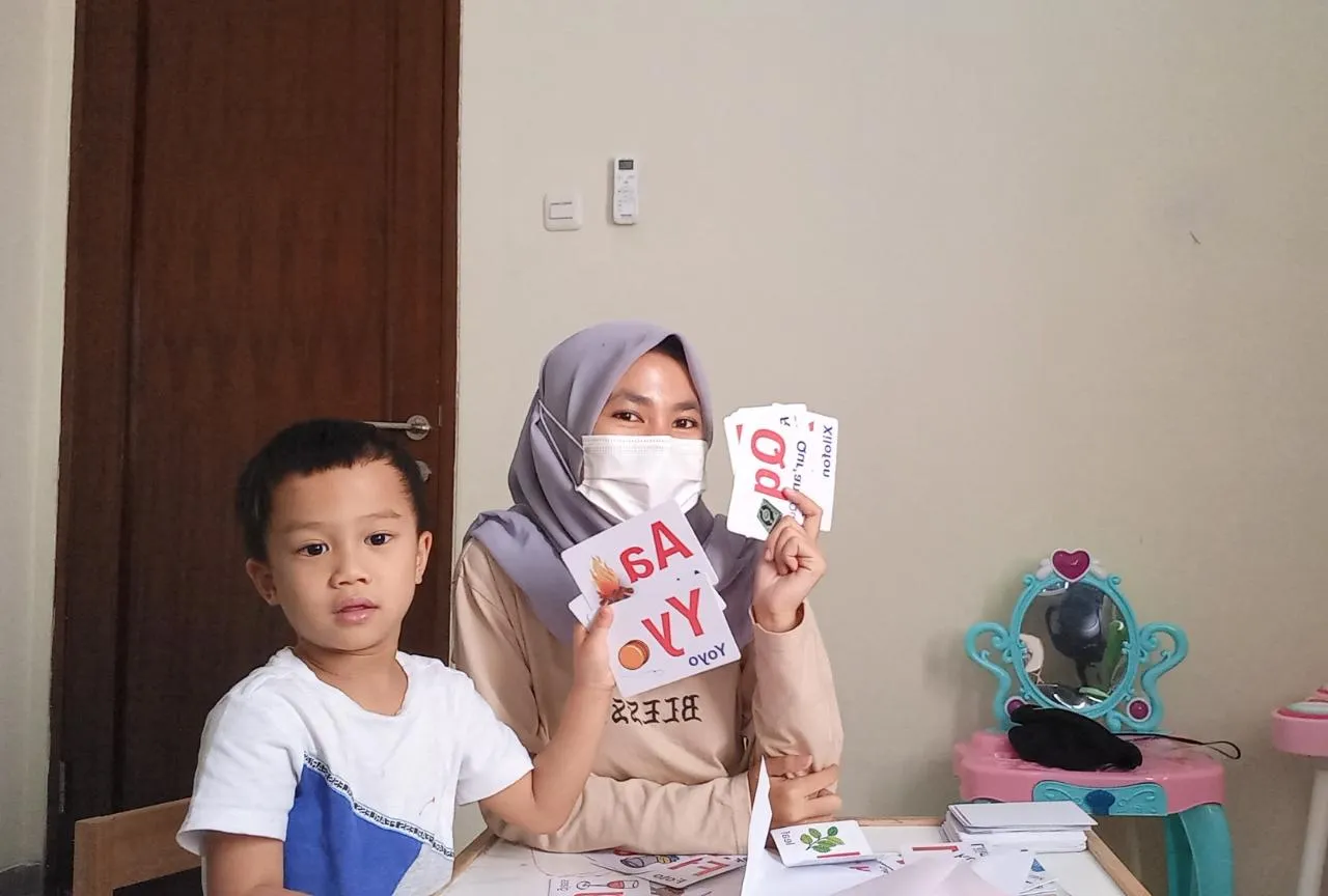 Kak Elly dan siswa Aby