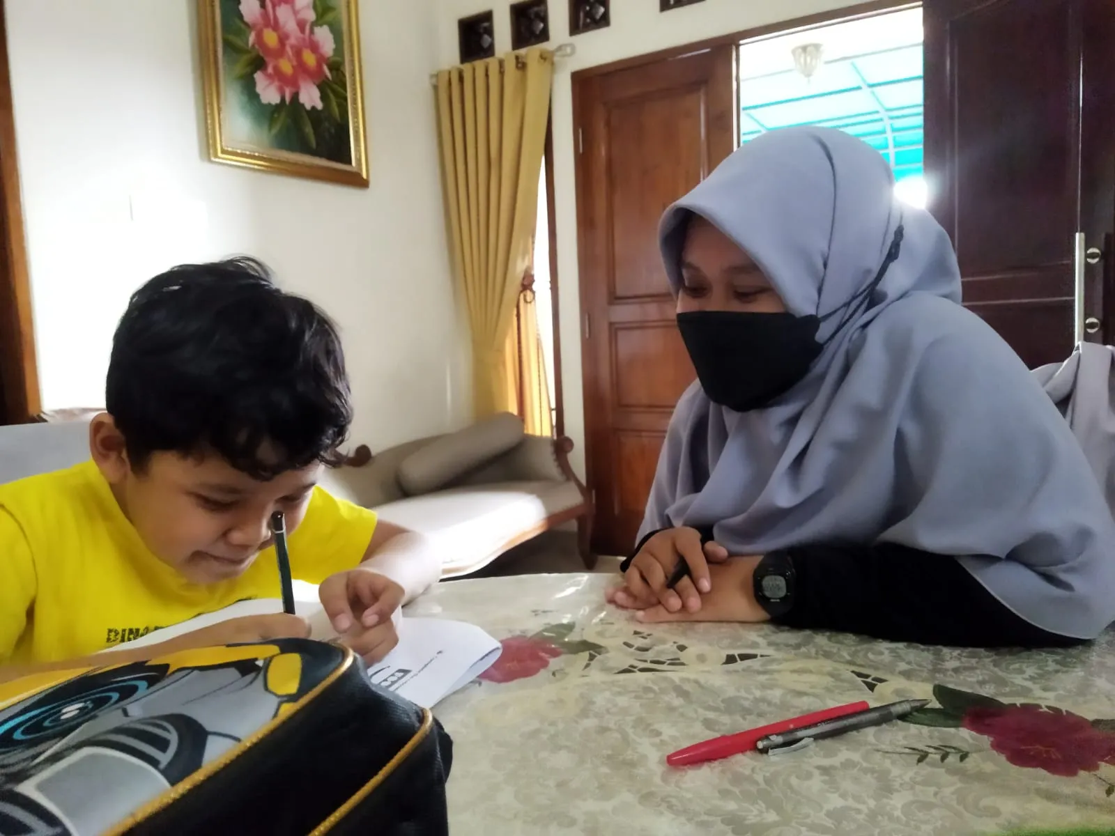 Kak Tania dan siswa Zhafran