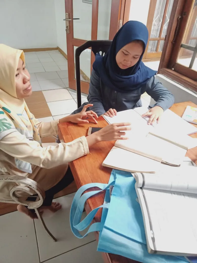 Kak Rofiyati dan siswa Dina