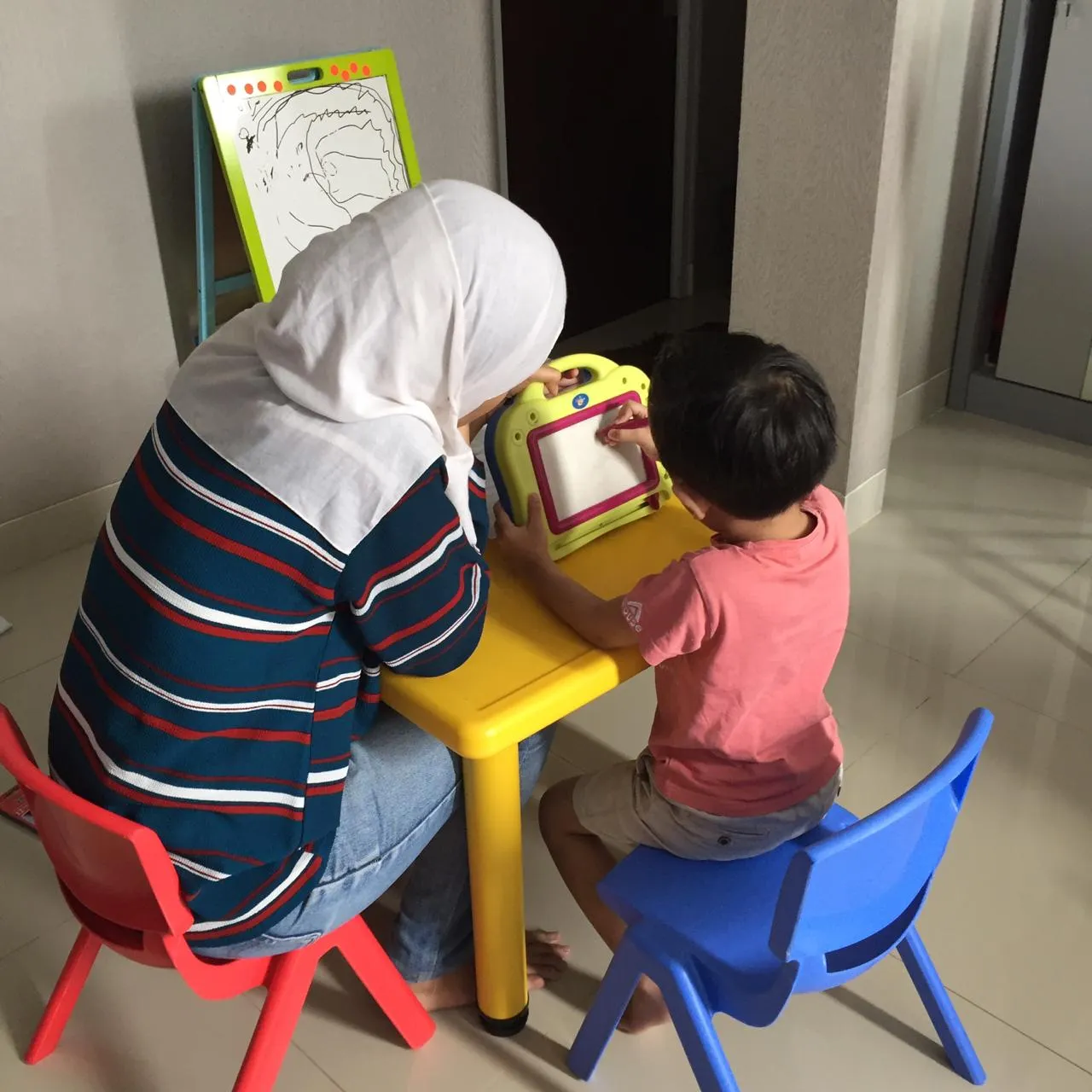 Kak Kristiyah dan siswa Khensin